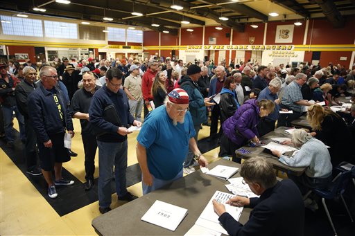 Crowds of people line up to get a ballot at a Republican caucus site, Tuesday, Feb. 23, 2016, in Las Vegas. (AP Photo/John Locher)