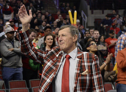 FILE - In this March 5, 2015, file photo, Craig Sager acknowledges the crowd during a timeout in an NBA basketball game between the Chicago Bulls and the Oklahoma City Thunder in Chicago. Longtime NBA sideline reporter Craig Sager has died at the age of 65 after a battle with cancer. Turner President David Levy says in a statement Thursday, Dec. 15, 2016, that Sager had died, without saying when or where. (AP Photo/David Banks, File)