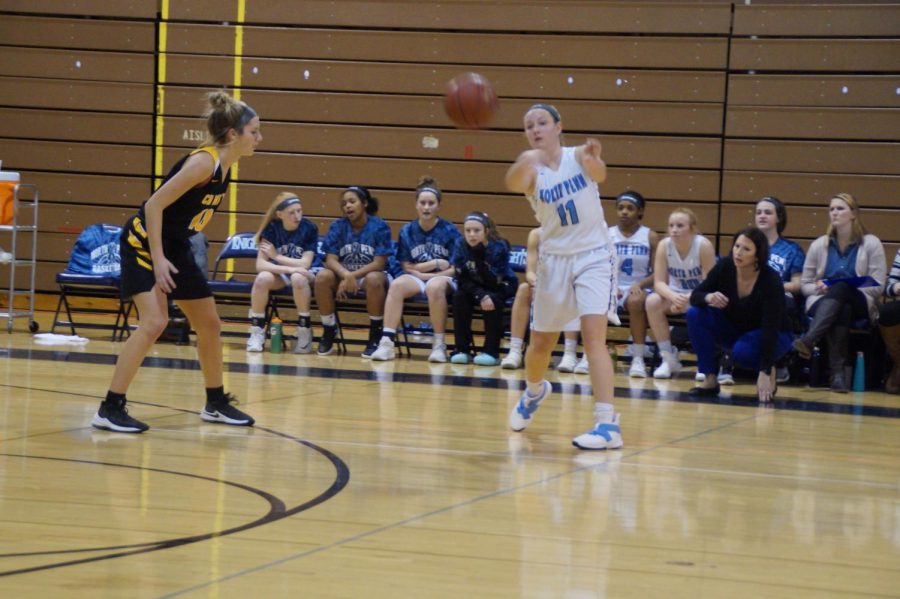 Sophomore+Alli+Lindsay+passes+the+ball+as+she+creates+high+percentage+shots+for+her+teammates.