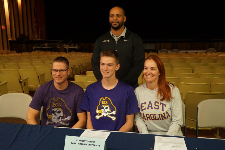 Starrett Vesper with his parents and Coach Jones at his signing day