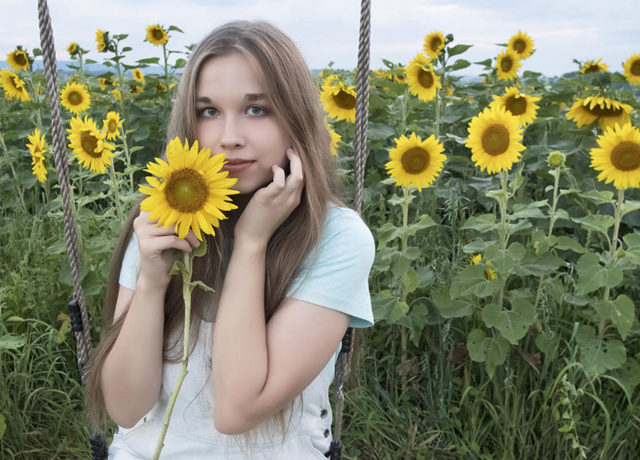 Chloe+Kaczkurkin+at+a+sunflower+field+in+Pennsylvania.